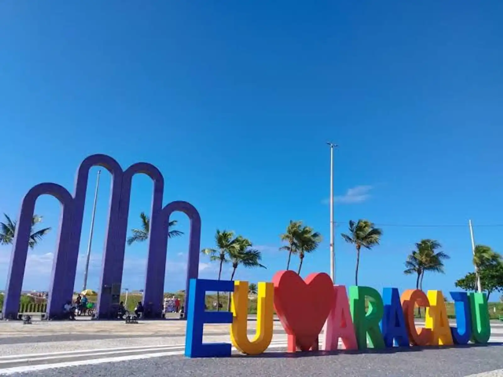 Letreiro colorido Eu amo Aracaju e escultura da mão na Orla de Atalaia, em Aracaju